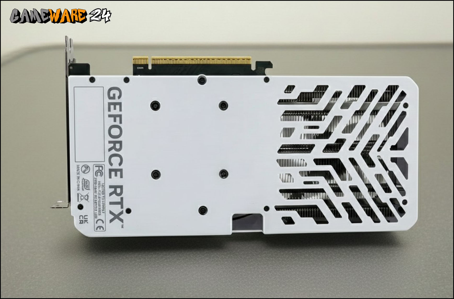 Die Unterseite der Palit GeForce RTX 5060 Ti 16GB White OC Grafikkarte