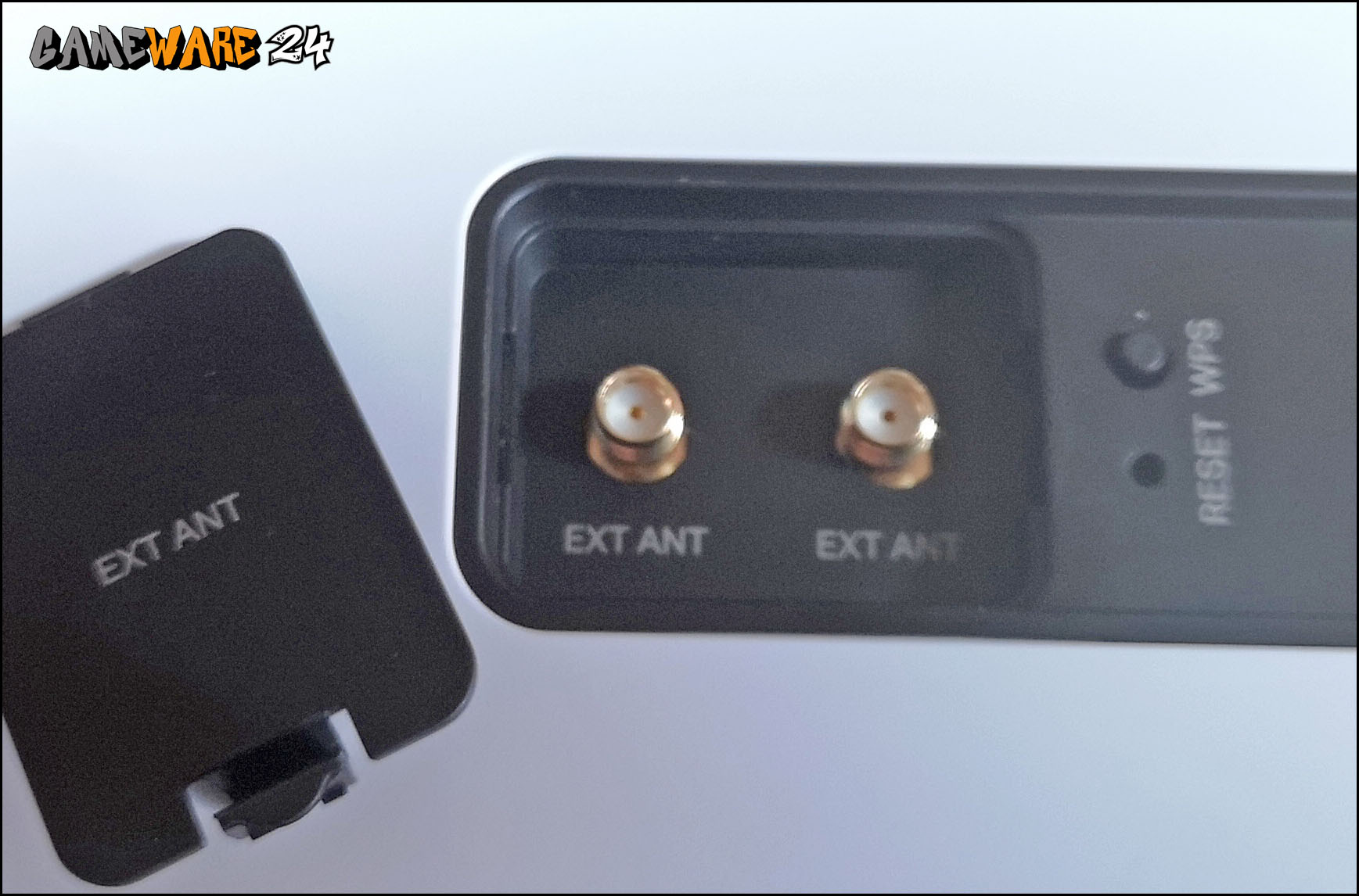 Hinter einer Abdeckung verstecken sich zwei Antennenanschlüsse.