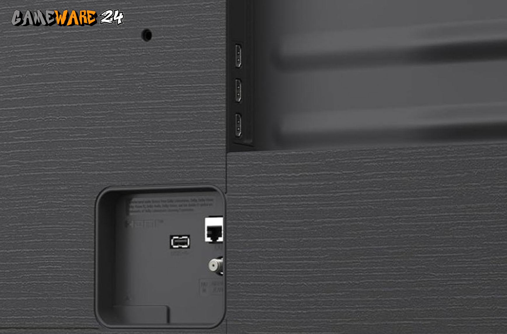 Alle HDMI-Anschlüsse sind seitlich zugänglich, nur der Eingang für den TV-Tuner befindet sich auf der Rückseite. Das kann bei einer Wandmontage problematisch sein.