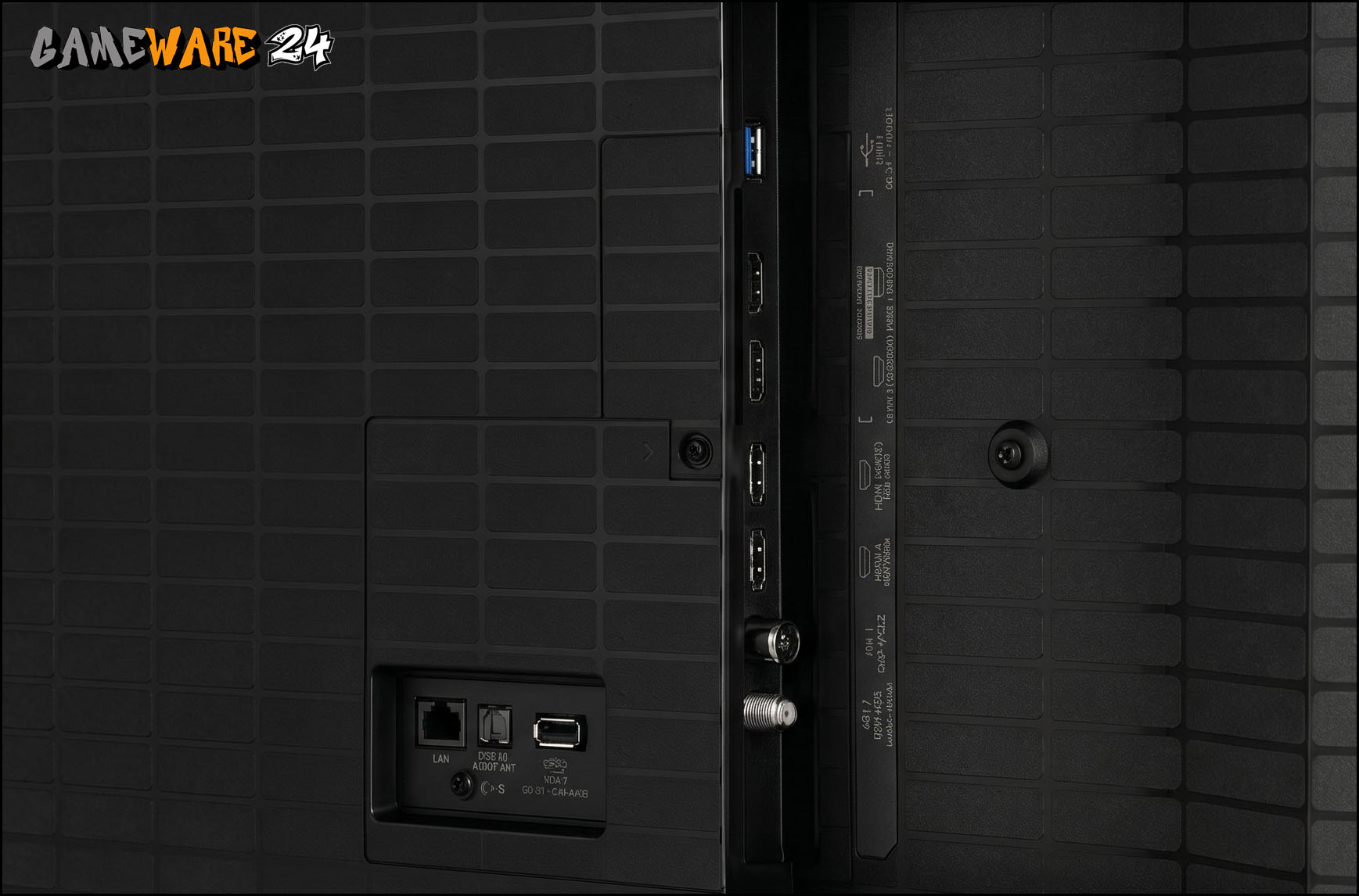 Auf der Rückseite prägt eine Plastiklandschaft das Bild.