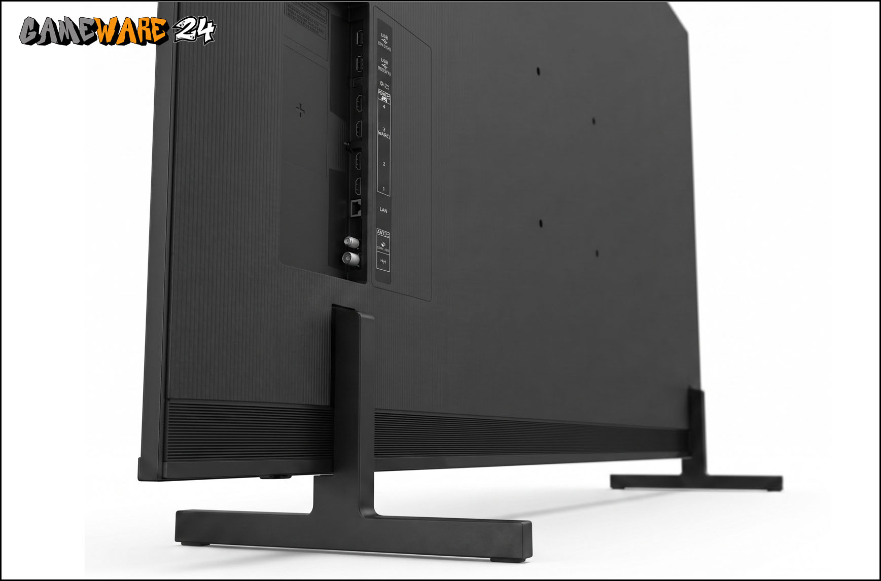 Die Standfüße des Samsung QN80H lassen sich wahlweise außen oder in der Mitte montieren.