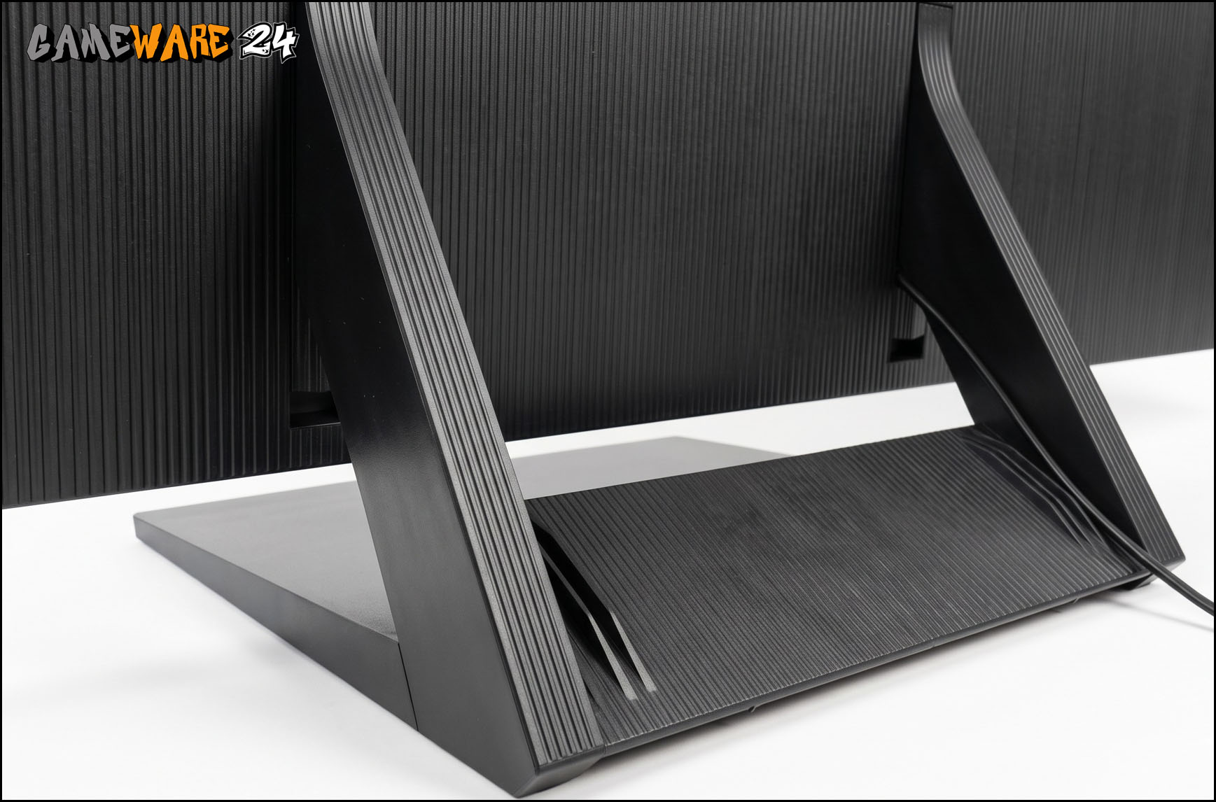Der Standfuß des Samsung GQ65QN70H ist stabil konstruiert und bietet einen sicheren Halt.