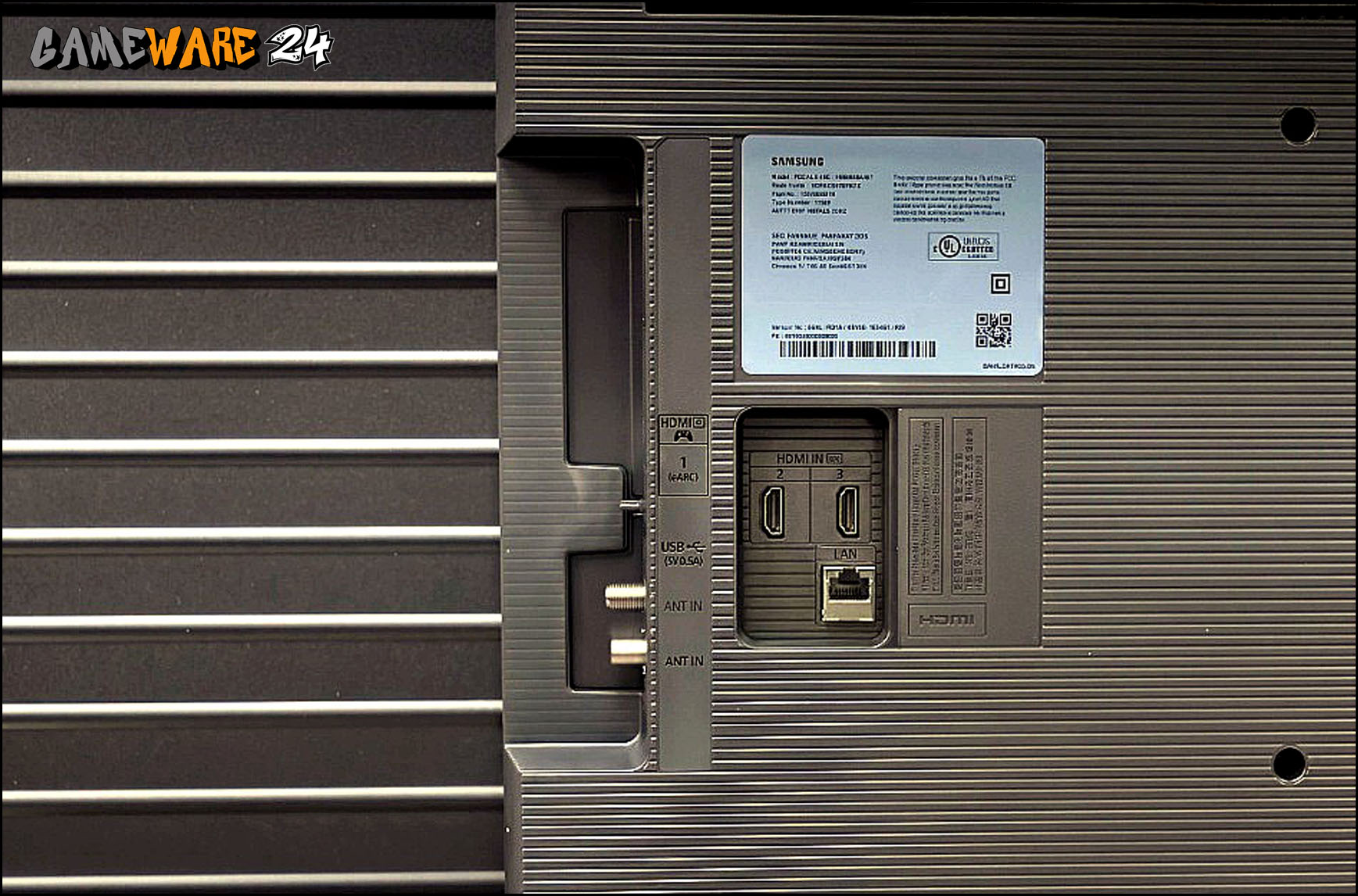 Drei HDMI-2.1-Buchsen sind heutzutage schon recht knapp bemessen. Unpraktisch ist, dass zwei davon nur von der Rückseite zugänglich sind, was bei einer Wandmontage schnell zum Problem werden kann.