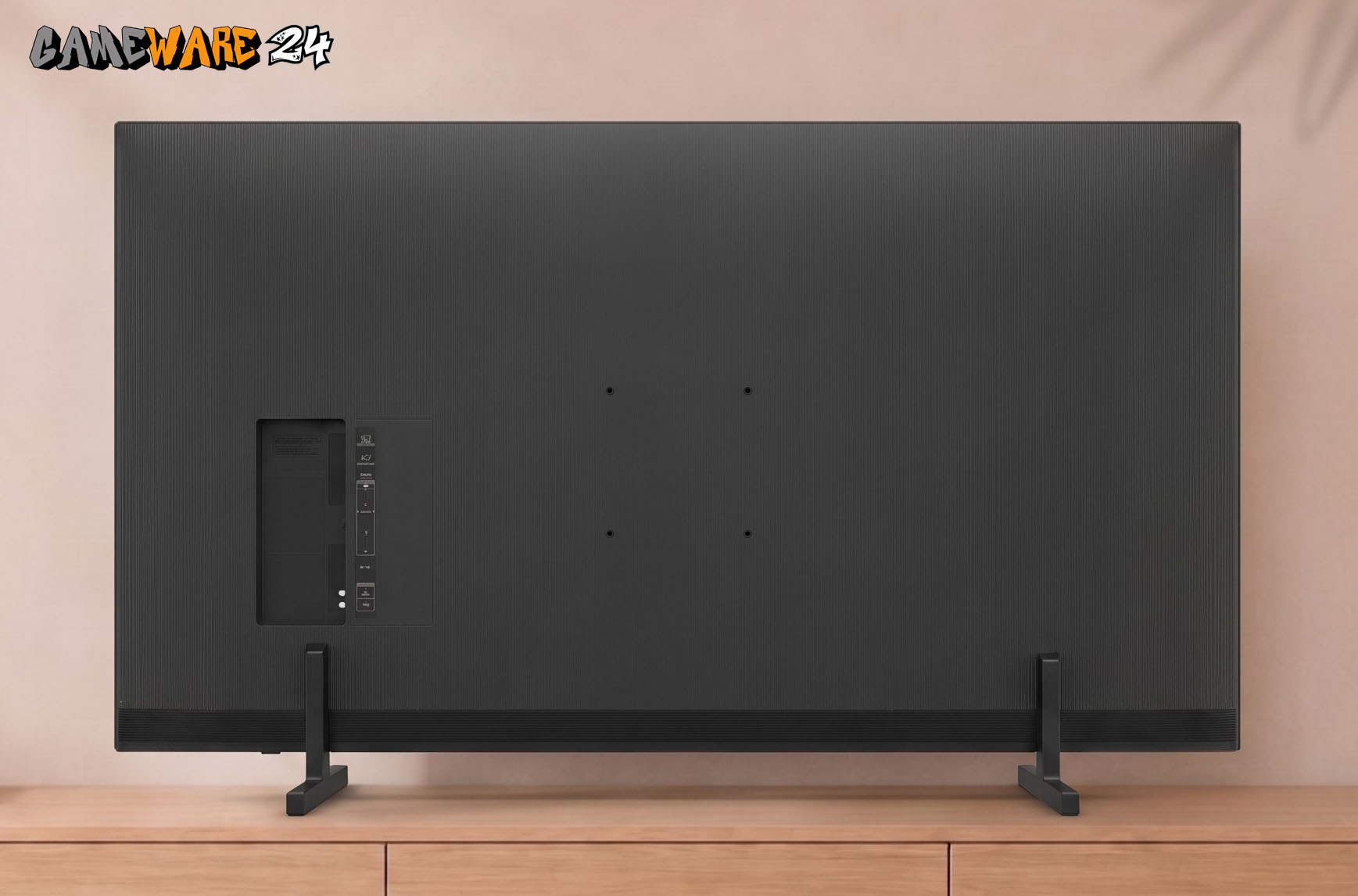 Schlicht und aufgeräumt: Auch von hinten macht der Samsung GQ85QN80H eine gute Figur. Die feine Linienstruktur und das seitlich versetzte, eingelassene Anschlusspanel sorgen für eine cleane Optik.