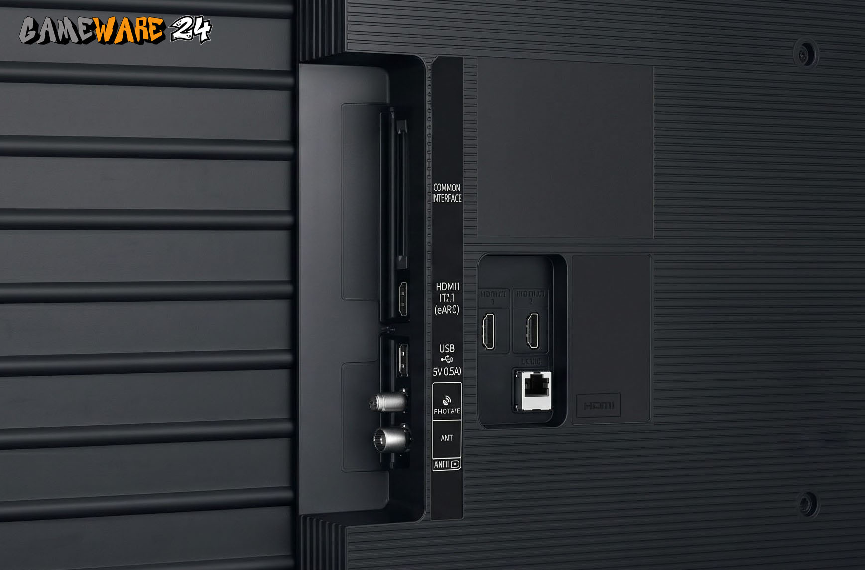 Ein enges Korsett: Das Anschlusspanel beschränkt sich auf das absolute Minimum. Zwar ist ein HDMI-eARC-Port für die Soundbar an Bord, insgesamt sind drei HDMI-Eingänge aber schnell belegt. Analoge Anschlüsse fehlen komplett.